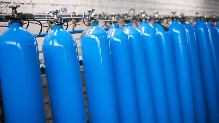 Cilindros de gas azul alineados para uso industrial.
