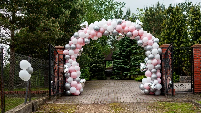 Arco de globos en color rosa y plateado.