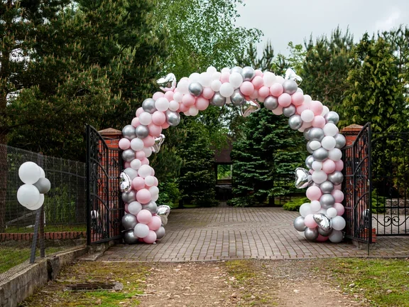 Arco de globos en color rosa y plateado.