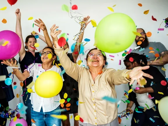 Grupo de personas celebrando un cumpleaños.