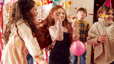 Niños jugando en una fiesta infantil.